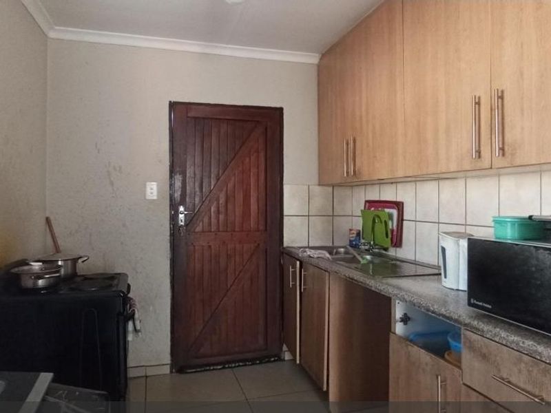 3 Bedroom.House In Clayville - Photo 3