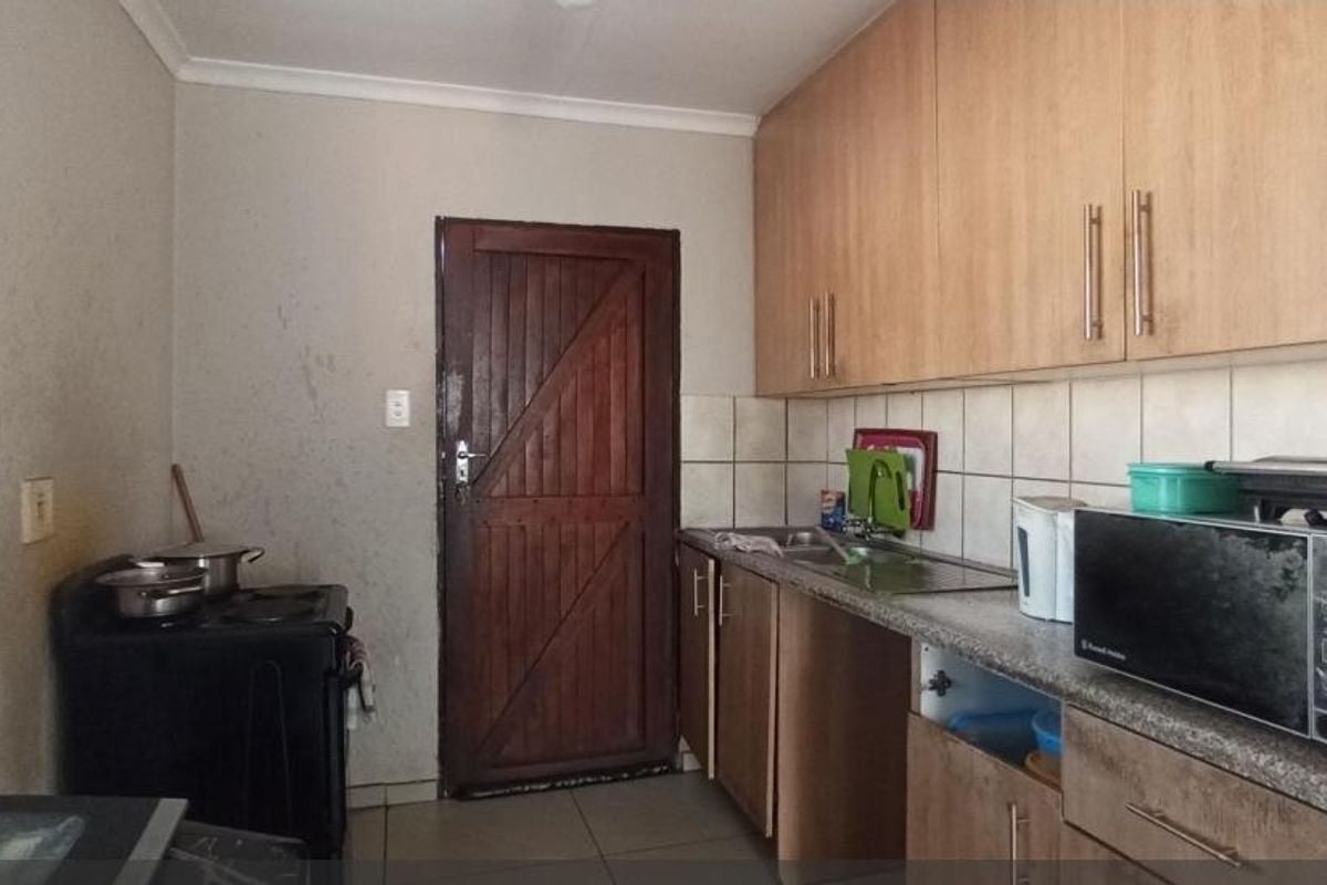 3 Bedroom.House In Clayville - Photo 3