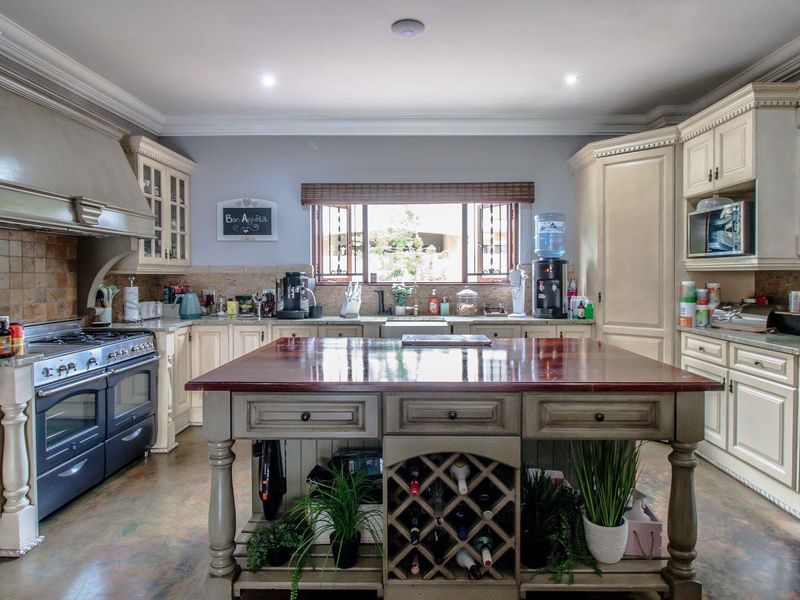 Gorgeous 3 Bedroom Home in Montebello Complex in Estate In Lakefield - Photo 5