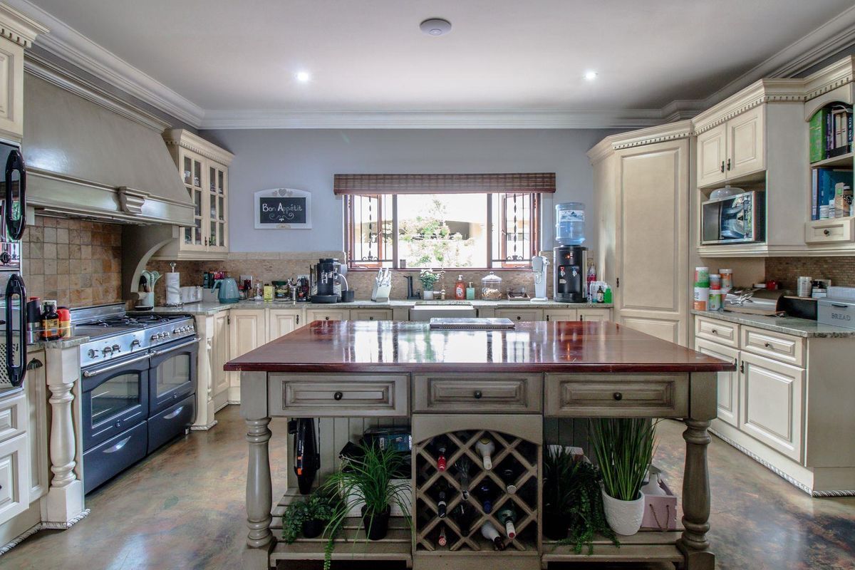 Gorgeous 3 Bedroom Home in Montebello Complex in Estate In Lakefield - Photo 5