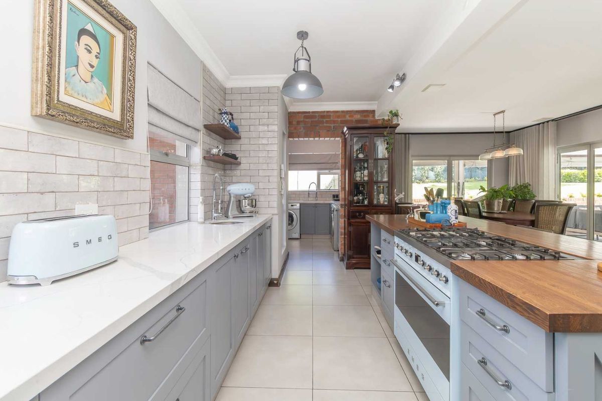 A RARE OPPORTUNITY: TRANQUIL LUXURY LIVING ON A PRESTIGIOUS AGRICULTURAL HOLDING - Photo 3