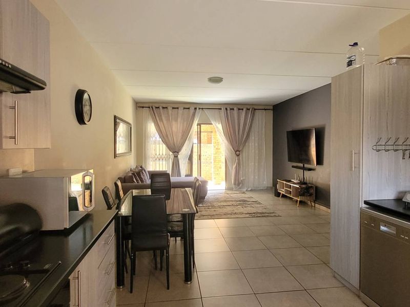 Charming Two-Bedroom Ground Floor Apartment in Desirable Florida - Photo 6