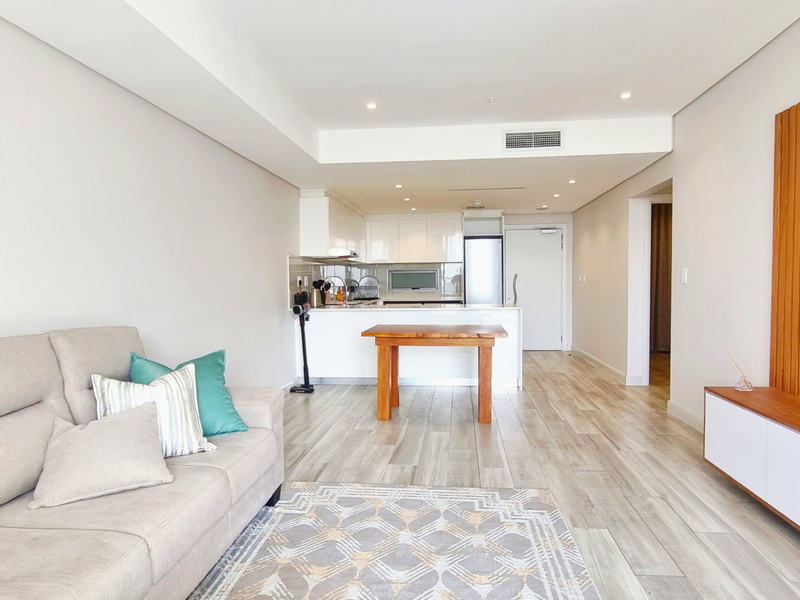 FULLY FURNISHED 10TH-FLOOR APARTMENT TO RENT AT OCEANS UMHLANGA - Photo 3