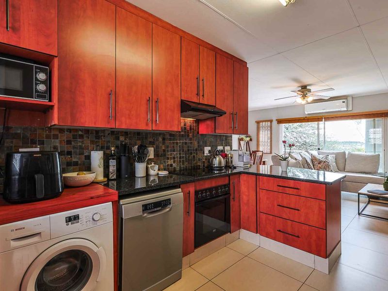 Modern, Spacious 3 Bedroom – Secure Living with a View - Photo 2