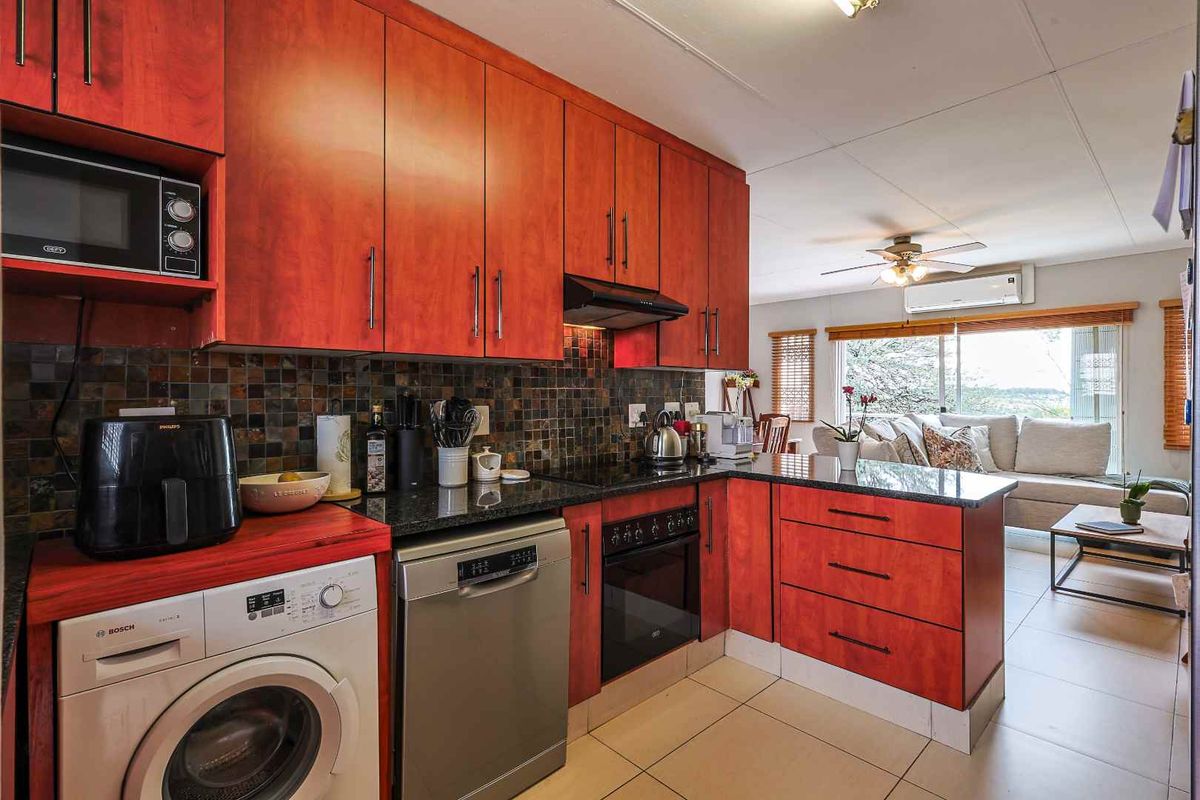 Modern, Spacious 3 Bedroom – Secure Living with a View - Photo 2