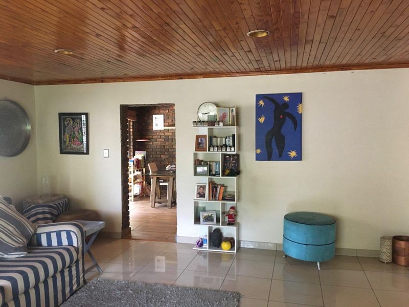 OPEN PLAN HOME WITH BEAUTIFUL FINISHES - Photo 2