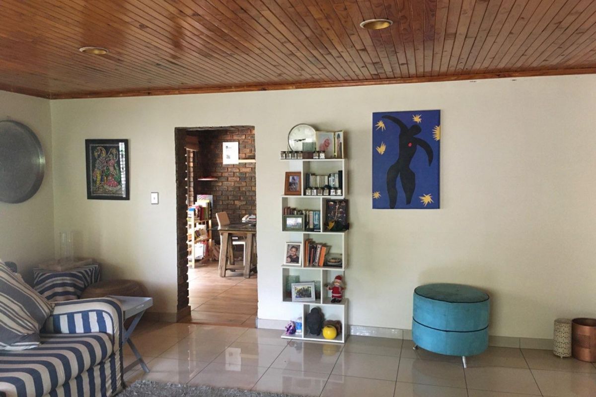 OPEN PLAN HOME WITH BEAUTIFUL FINISHES - Photo 2