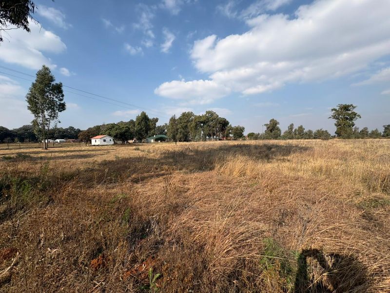 Versatile 2.4 ha Corner Stand of Agricultural Land Offering Space and Opportunity - Photo 5