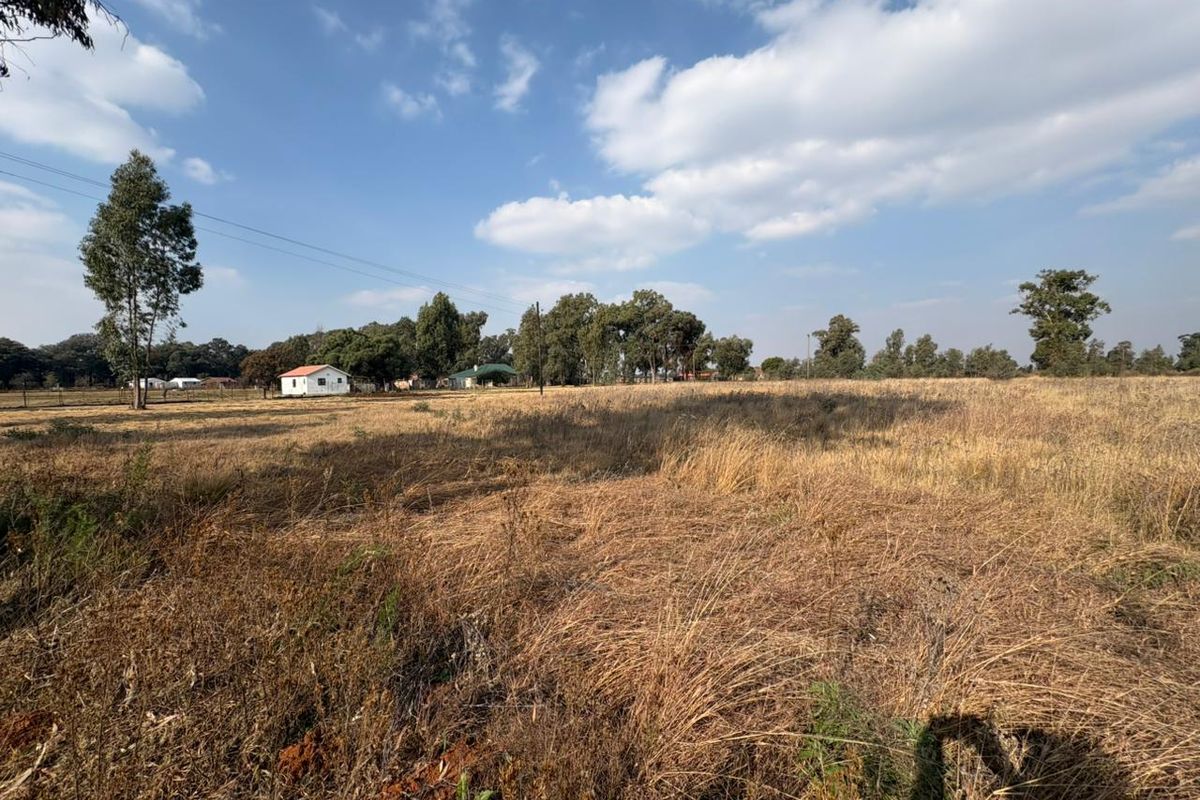 Versatile 2.4 ha Corner Stand of Agricultural Land Offering Space and Opportunity - Photo 5