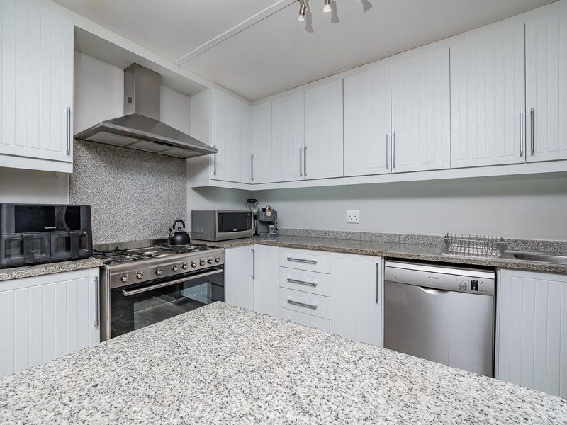 Freestanding Stepless Simplex with Private Garden and Exceptional Parking - Photo 10