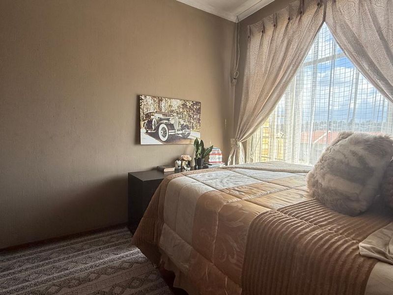 Beautifully Maintained Apartment - Photo 8