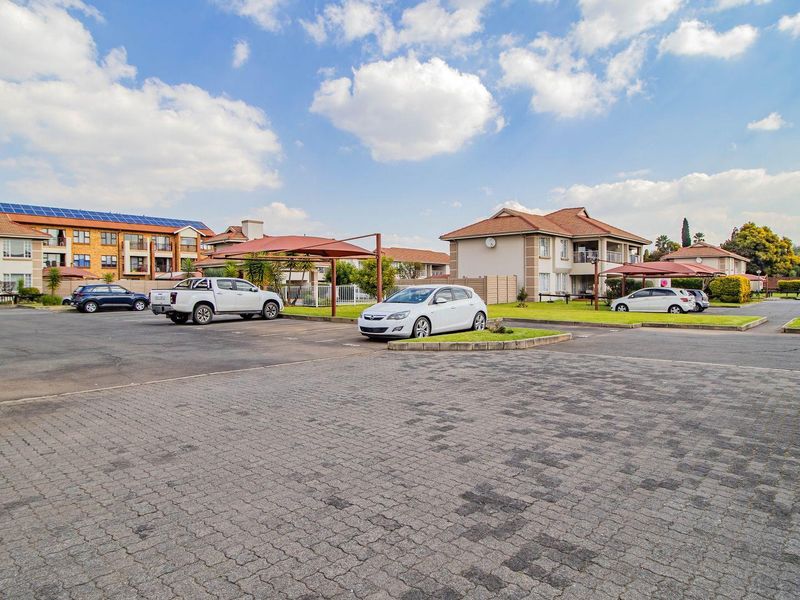 Your Ideal 2-Bed Apartment with Ensuite & Pool Amenities! - Photo 2