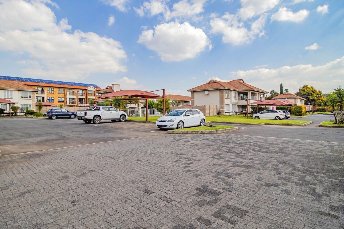 Your Ideal 2-Bed Apartment with Ensuite & Pool Amenities! - Photo 2