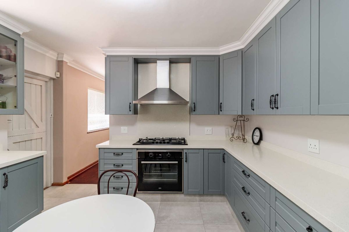 Spacious 4-Bedroom Family Home with Three Living Areas in Levyvale, Uitenhage - Photo 5