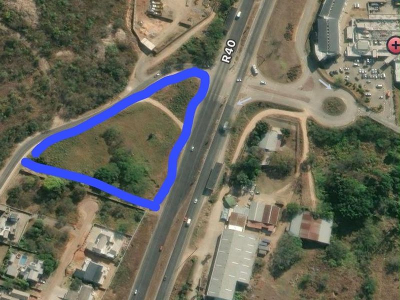 Aerial view of a vacant triangular plot of land situated adjacent to the R40 main road, offering potential for development.