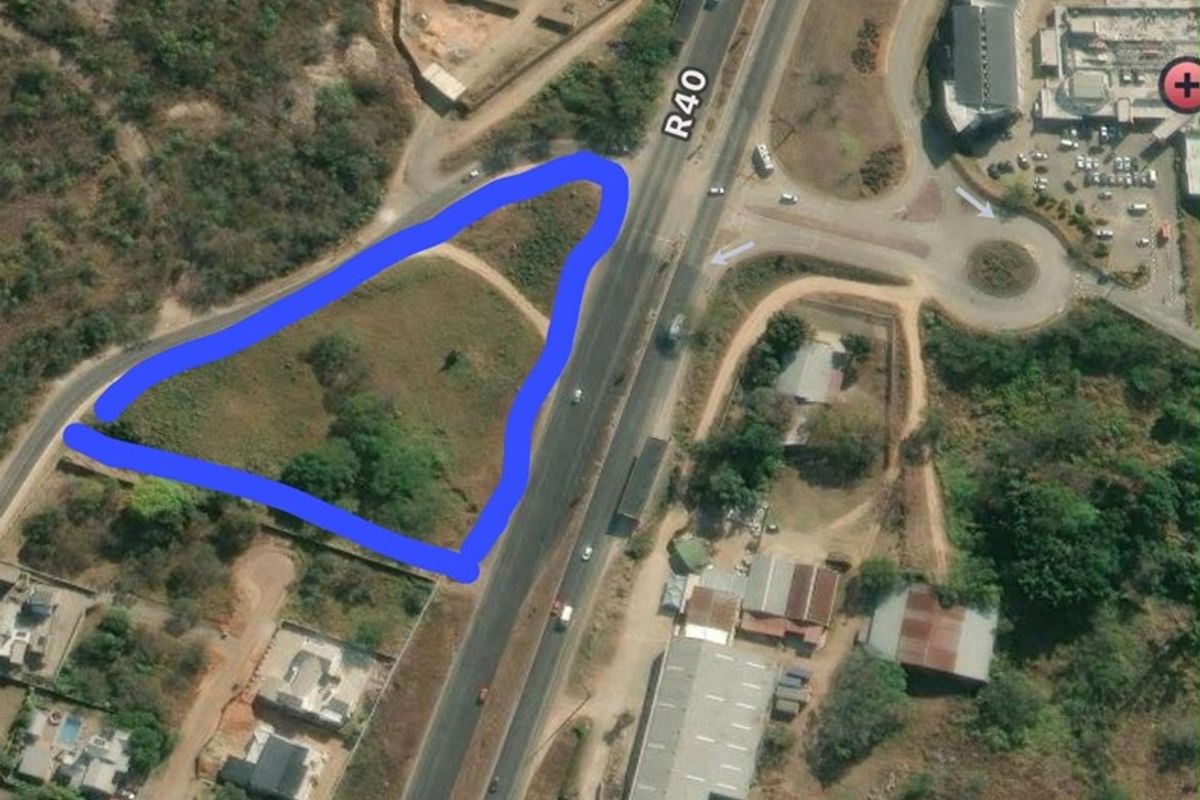 Aerial view of a vacant triangular plot of land situated adjacent to the R40 main road, offering potential for development.