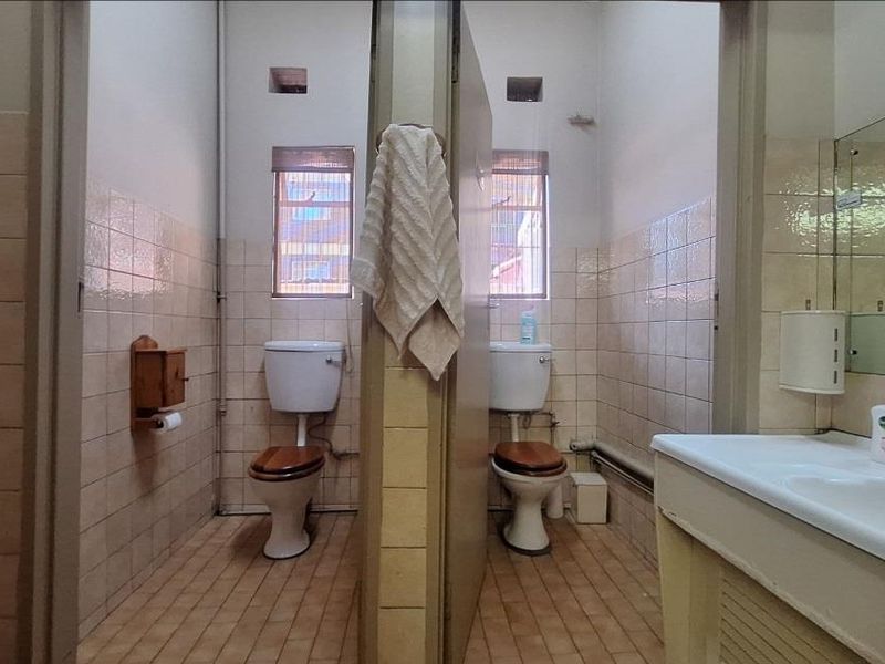 Excellent Multi-let Opportunity, with potential for medical practice - Photo 8