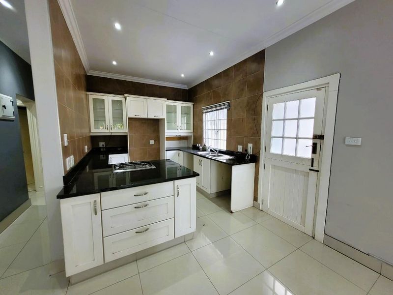 **Charming Two-Bedroom Apartment in the Heart of Musgrave** - Photo 6