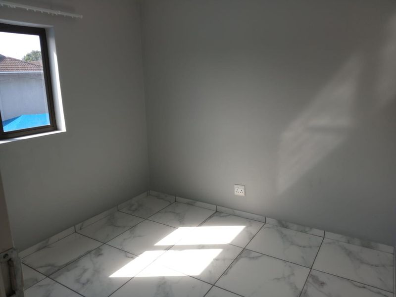 Step into this neat and well-designed 2-bedroom flat, offering a comfortable and low-maintenance lifestyle ideal for modern living. - Photo 8