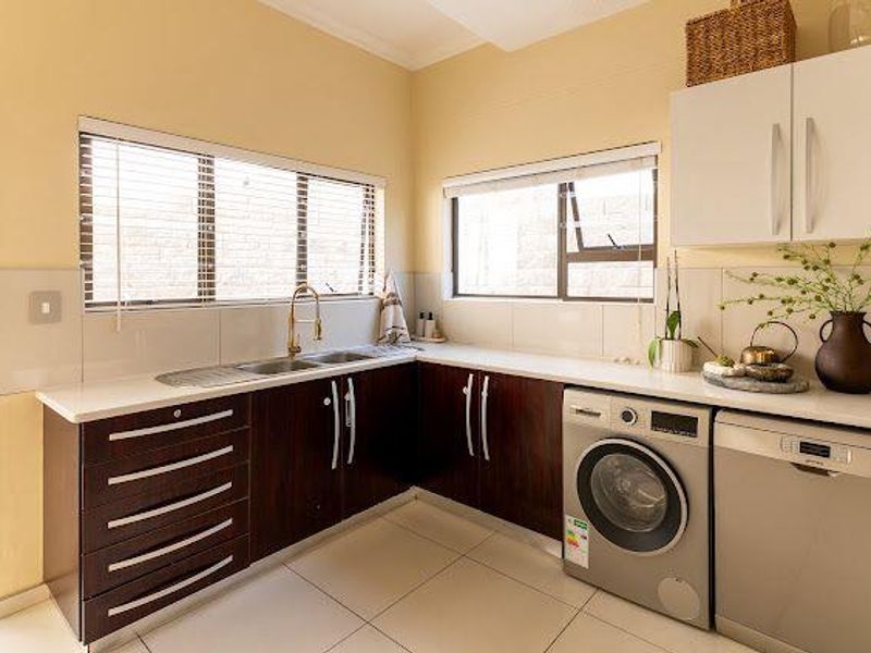 Elegant Family Home with Modern Comforts and an Endless View - Photo 9