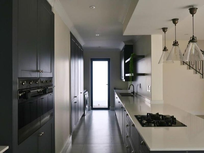 Hyde Park Château Villa ~ A Quiet Expression of Legacy - Photo 3