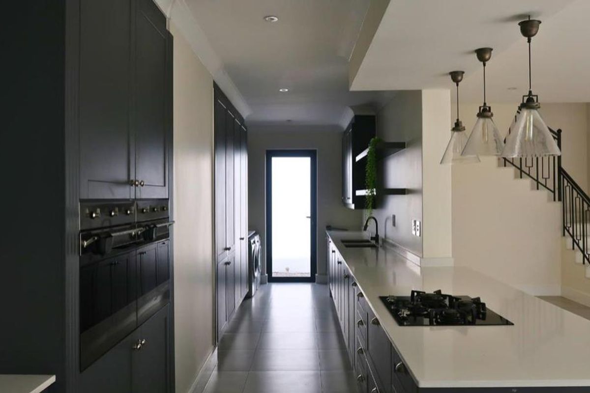 Hyde Park Château Villa ~ A Quiet Expression of Legacy - Photo 3