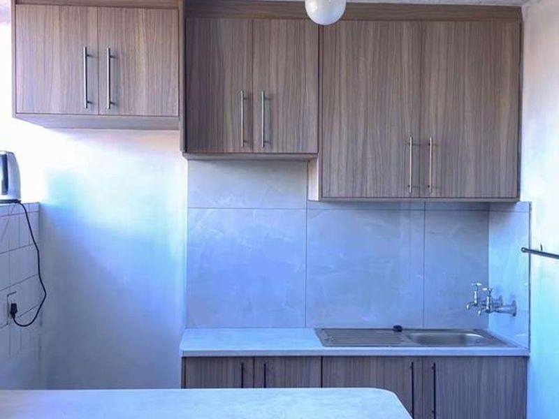 Comfortable Bachelor Flat with Fitted Kitchen – Prime Arcadia Location! - Photo 2