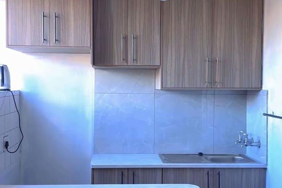 Comfortable Bachelor Flat with Fitted Kitchen – Prime Arcadia Location! - Photo 2