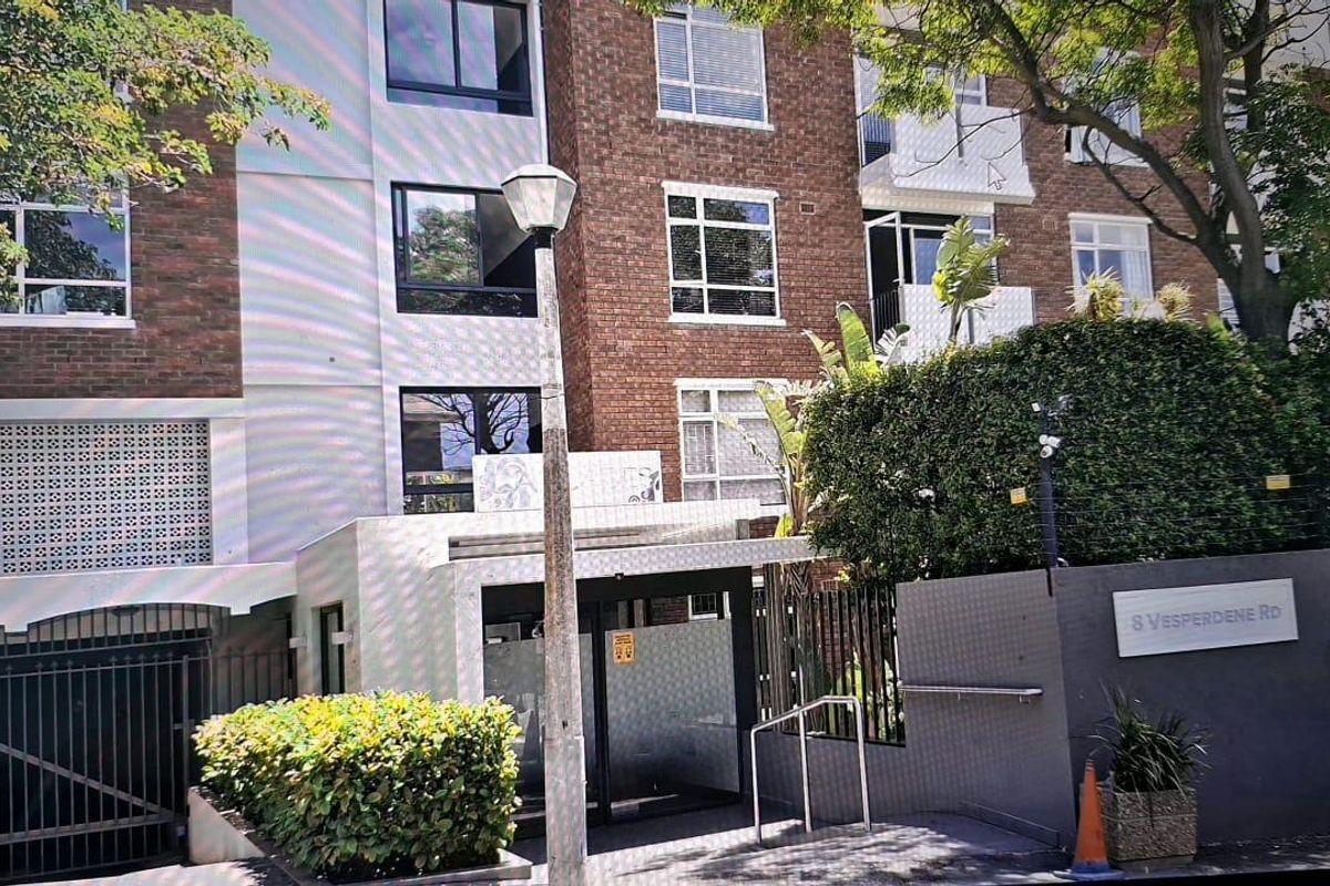 AIRBNB unrenovated 3rd floor bachelor apartment - Photo 2