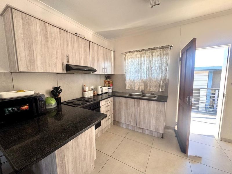 2 Bedroom Townhouse For Sale in Rocky Crest - Photo 6