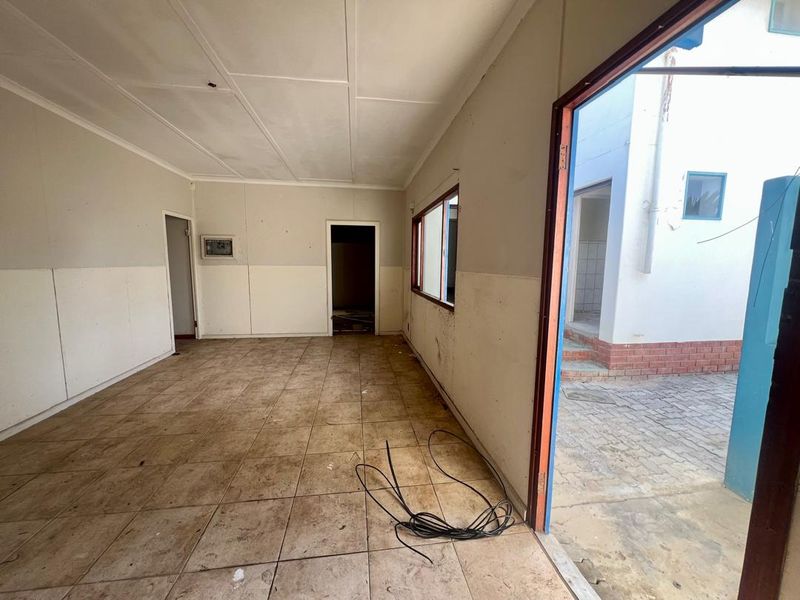 FOR SALE: 4 BEDROOMS AND 1 FLATLET FOR SALE IN VINETA SWAKOPMUND, NAMIBIA - Photo 2