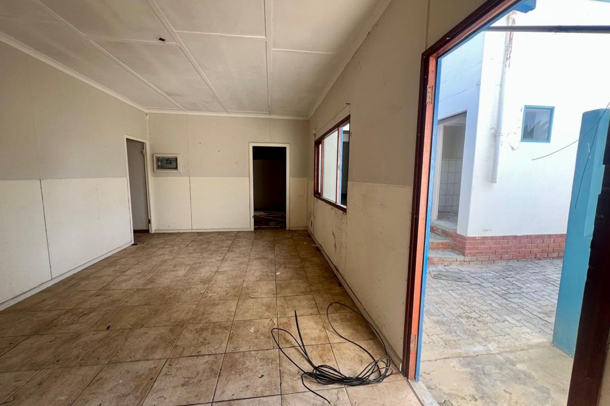 FOR SALE: 4 BEDROOMS AND 1 FLATLET FOR SALE IN VINETA SWAKOPMUND, NAMIBIA - Photo 2