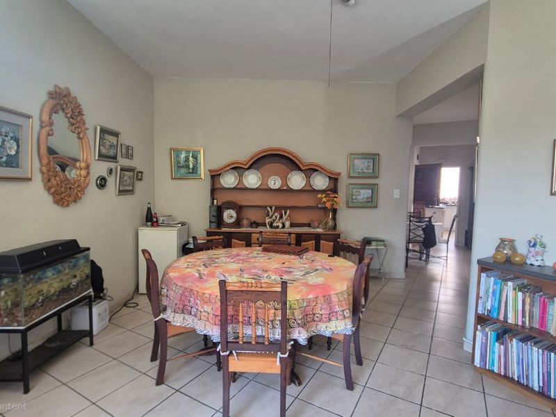 Spacious 3 bedroom unit with a lockup garage in the heart of Margate - Photo 4
