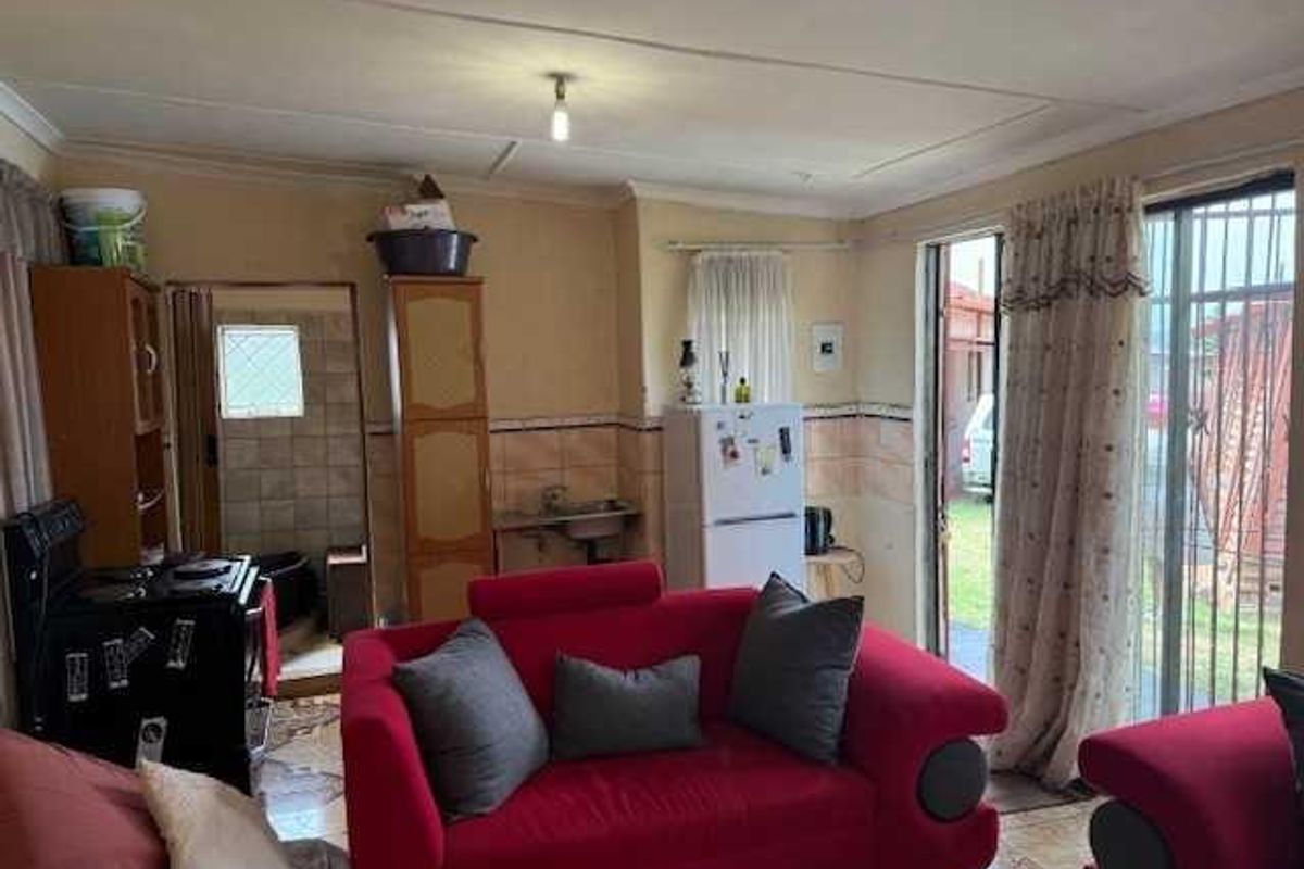 Versatile Family Home with Two Income-Generating Flats - Photo 3