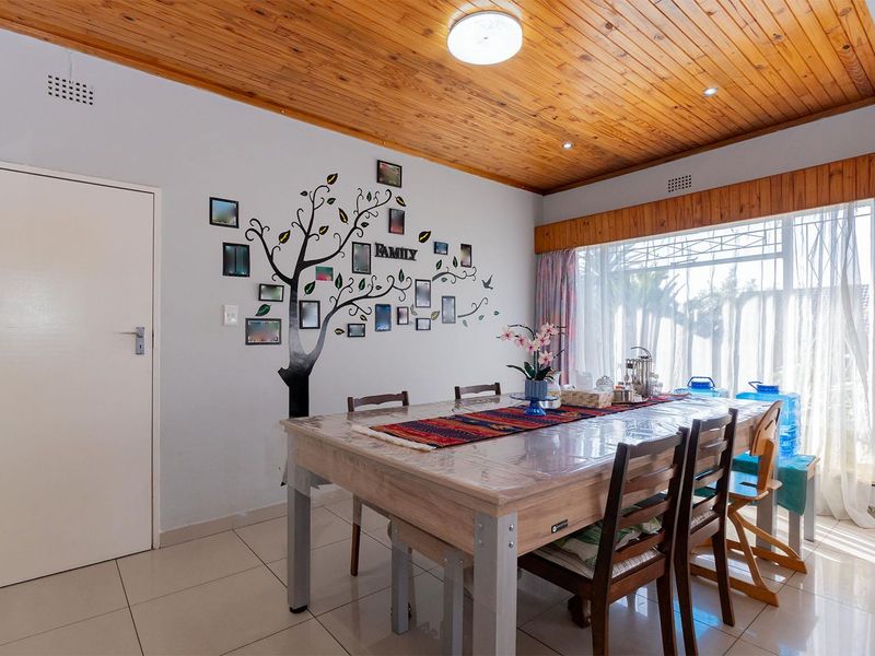 Spacious 3 Bedroom Family Home with Solar Power in Norkem Park - Photo 6