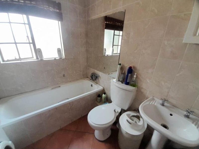 Contemporary Lock-Up-and-Go 2-Bedroom Townhouse in Ravensklip. - Photo 9