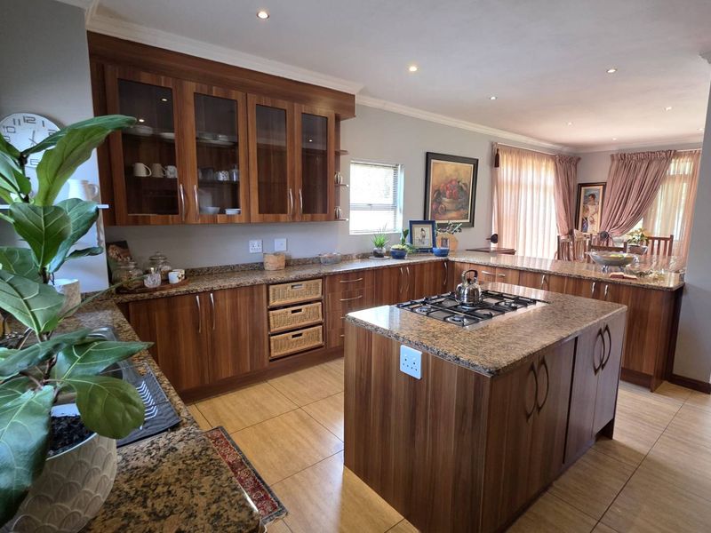 Immaculate 4 Bedroom Family Home In Leloko - Photo 5