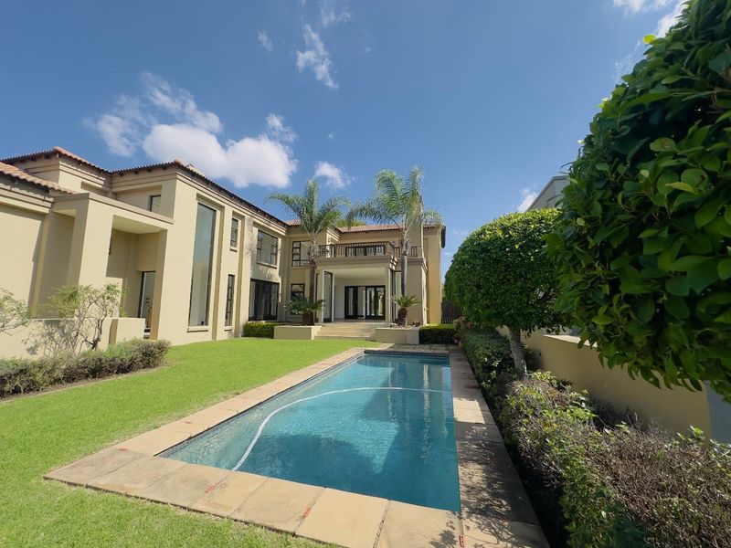 5 Bedroom House for Sale in Blue Valley Golf Estate - Photo 2