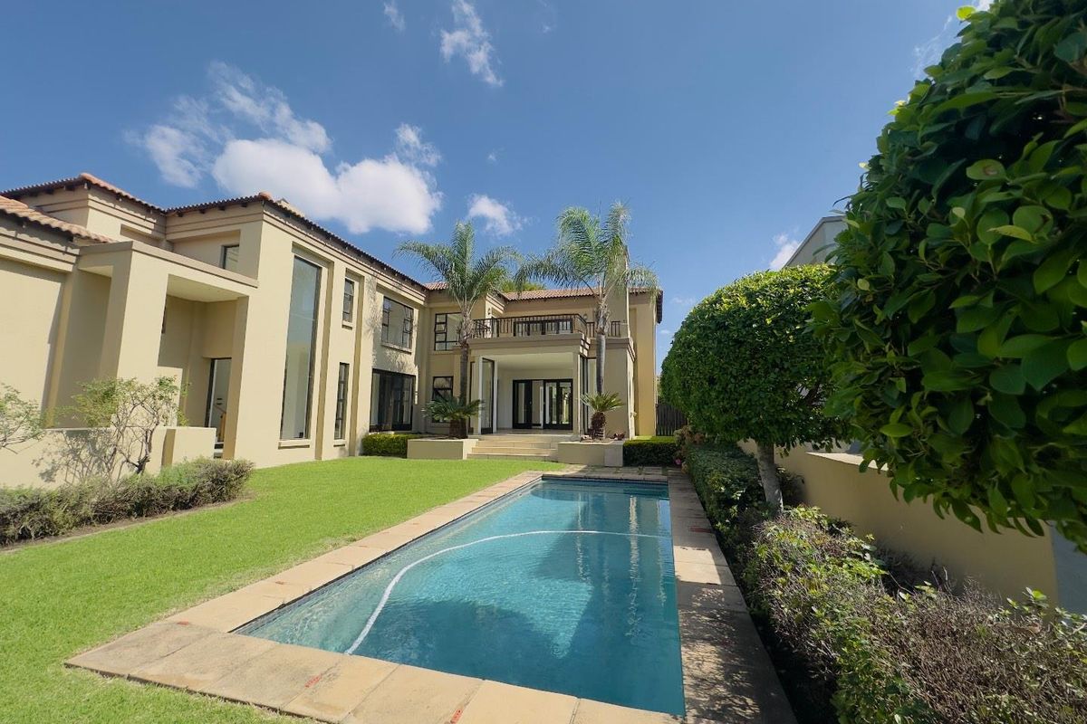 5 Bedroom House for Sale in Blue Valley Golf Estate - Photo 2