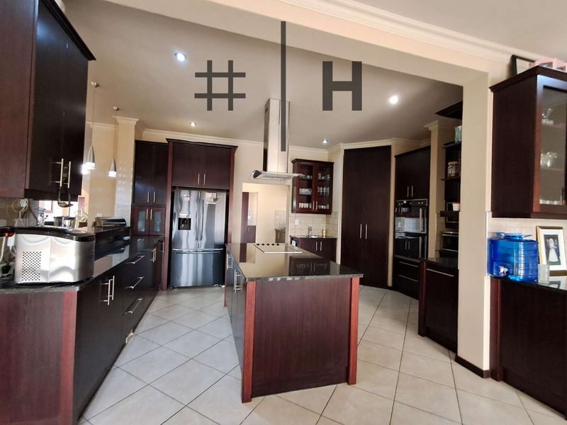 5 Bedroom House for Sale in Ocean View with 1 Bedroom flat - Photo 10