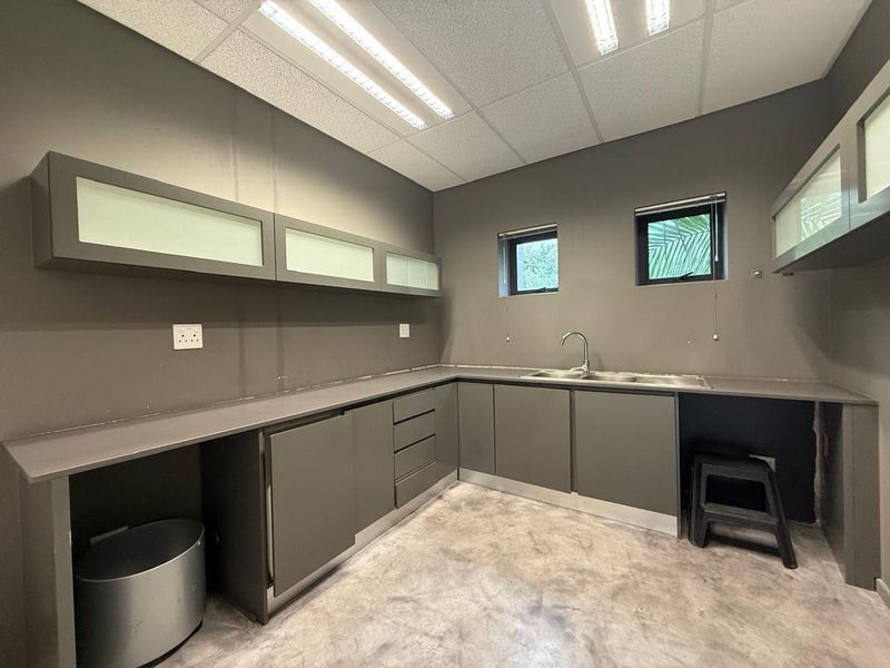 Prime Office Space Available in a Prestigious Building - Photo 3