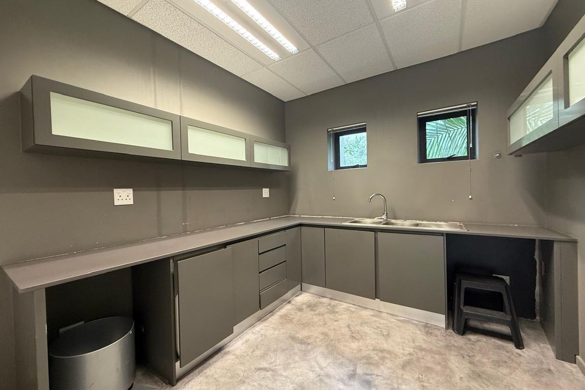 Prime Office Space Available in a Prestigious Building - Photo 3