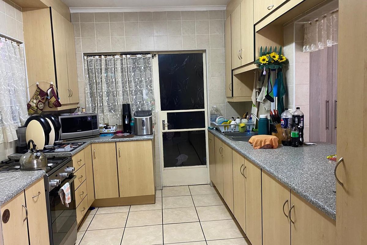 Pet Friendly Simplex for Sale - Photo 2
