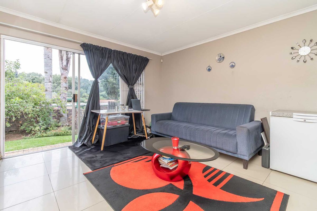 Charming 3-Bedroom Townhouse in Secure Forest View Estate – Northwold - Photo 3