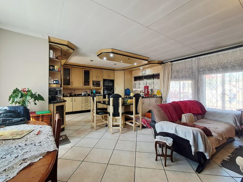 4 Bedroom House for Sale in Brackendowns - Photo 8