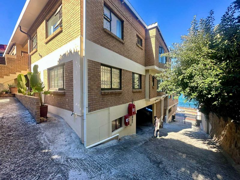 Spacious Sea-Facing Apartment in St James - Photo 2