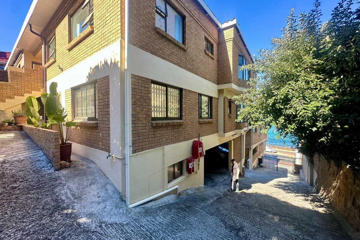 Spacious Sea-Facing Apartment in St James - Photo 2
