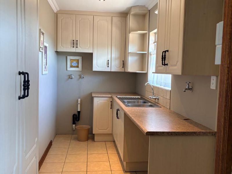 EXCLUSIVE HOME IN UPMARKET PET FRIENDLY COMPLEX - Photo 7