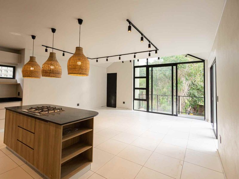 Ultra-Modern Top-Floor Apartment in Prestigious Waterkloof - Photo 8