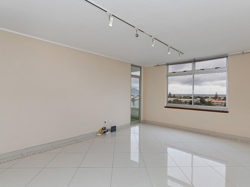 Spacious One Bedroom Apartment With Breathtaking Views - Photo 5